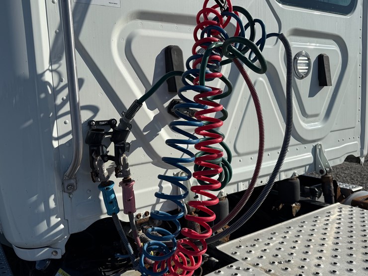 2018-freightliner-cascadia-125-image-12