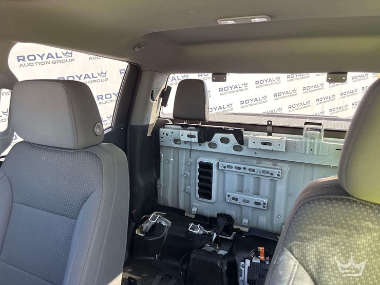 2022-chevrolet-silverado-1500-4x4-crew-cab-pickup-truck-image-21