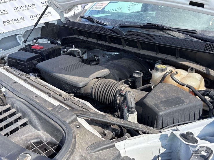 2022-chevrolet-silverado-1500-4x4-crew-cab-pickup-truck-image-8