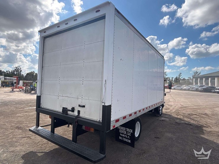 2015-isuzu-npr-image-3