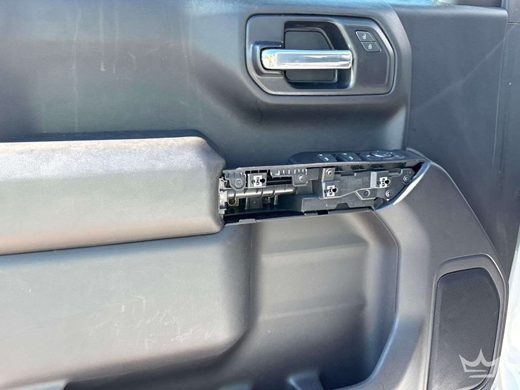 2022-chevrolet-silverado-1500-4x4-crew-cab-pickup-truck-image-11