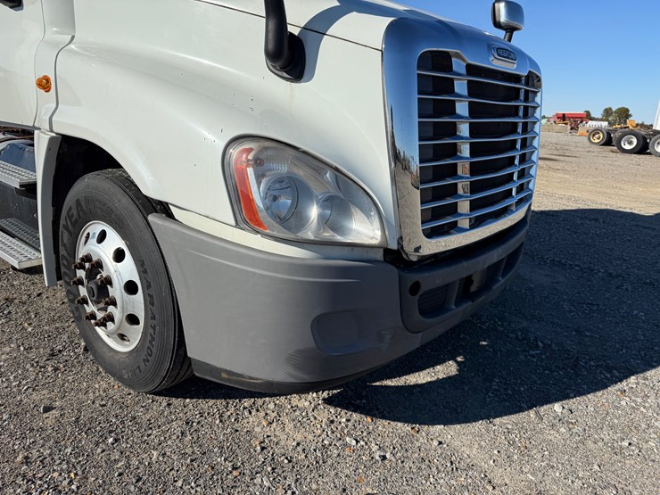 2018-freightliner-cascadia-125-image-24