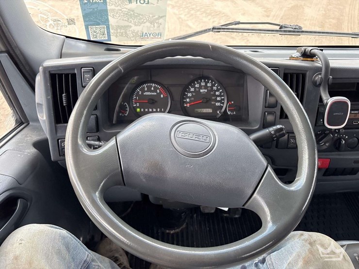 2015-isuzu-npr-image-15