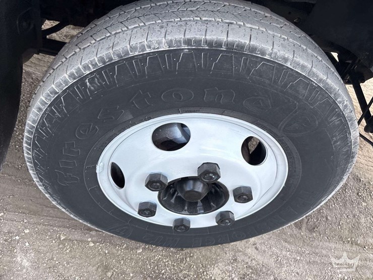 2015-isuzu-npr-image-22