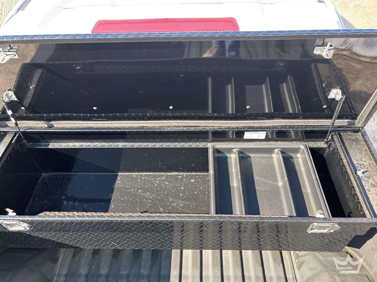 2022-chevrolet-silverado-1500-4x4-crew-cab-pickup-truck-image-26