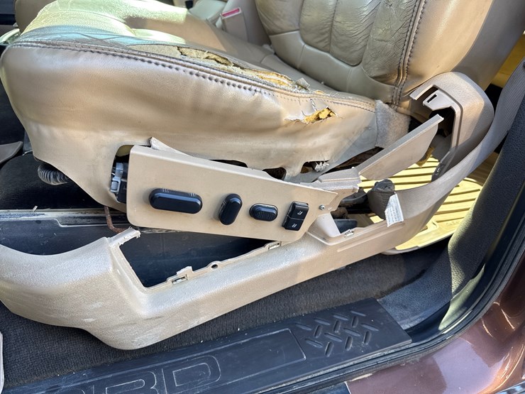 2011-ford-f150-lariat-image-16