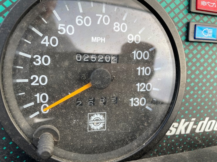 #1086-•-1996-ski-doo-touring-sle500-snowmobile-image-9