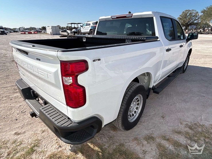 2022-chevrolet-silverado-1500-4x4-crew-cab-pickup-truck-image-3