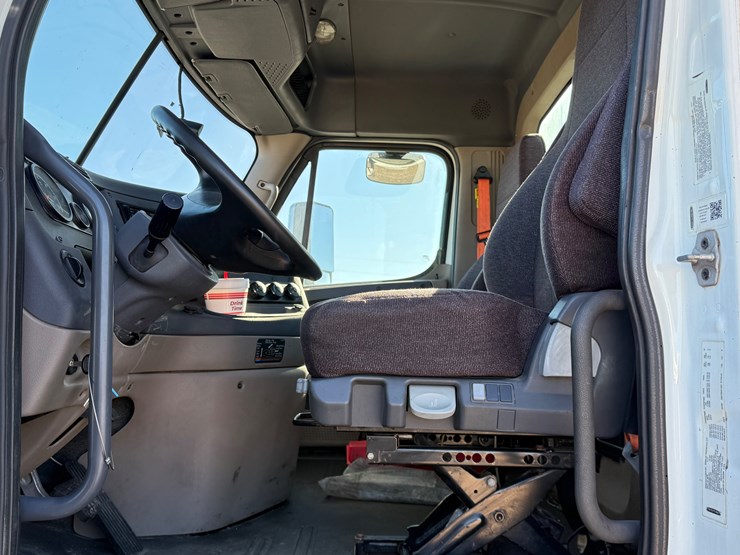 2018-freightliner-cascadia-125-image-40