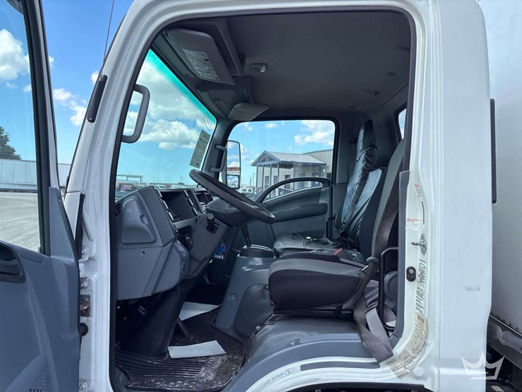 2016-isuzu-npr-image-14