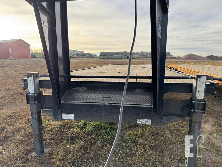 2014-finish-line-30ft-flatbed-image-32