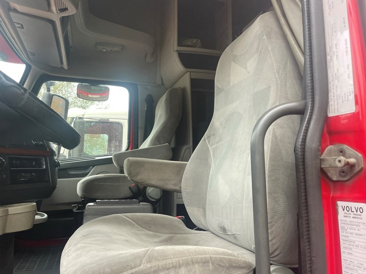 2008-volvo-10-image-36