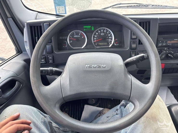 2016-isuzu-npr-image-17