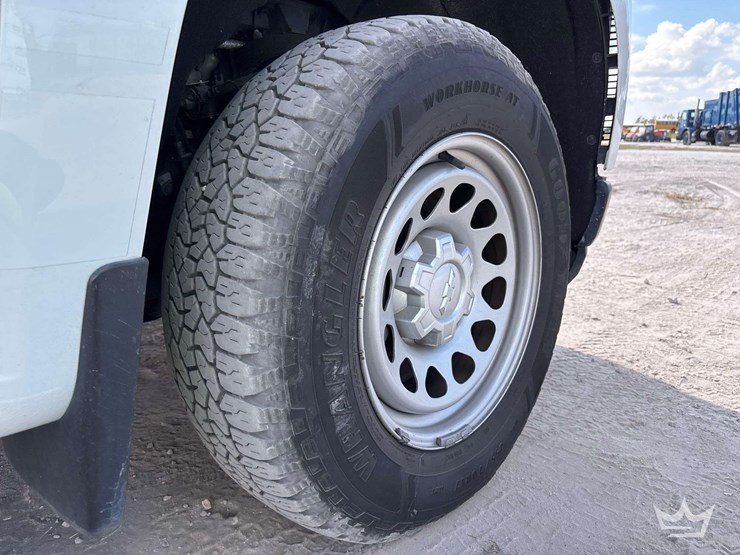 2022-chevrolet-silverado-1500-4x4-crew-cab-pickup-truck-image-30