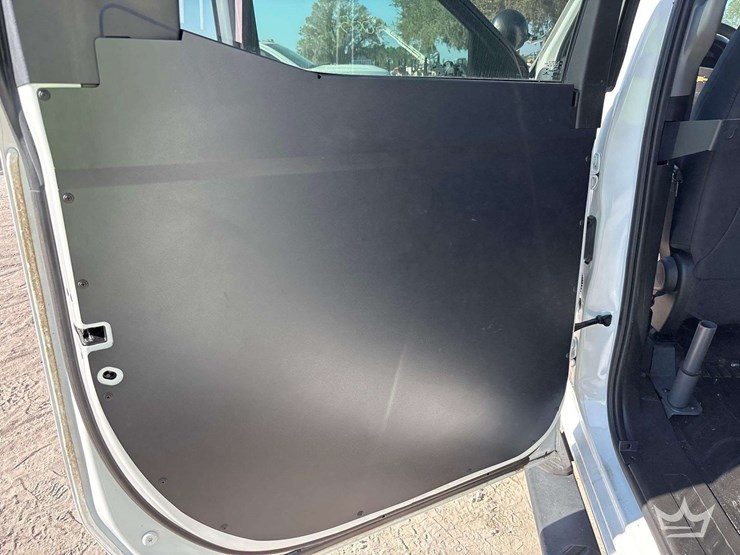 2022-chevrolet-silverado-1500-4x4-crew-cab-pickup-truck-image-22