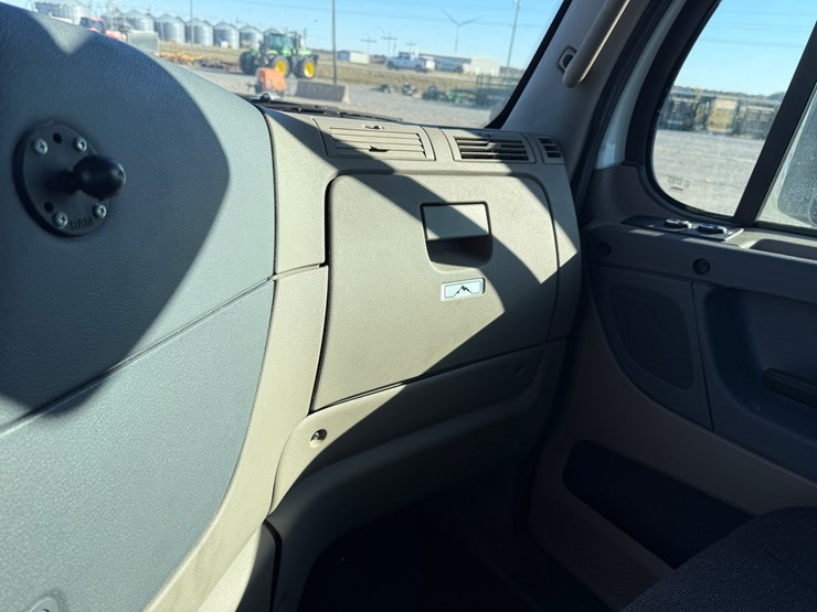 2018-freightliner-cascadia-125-image-45