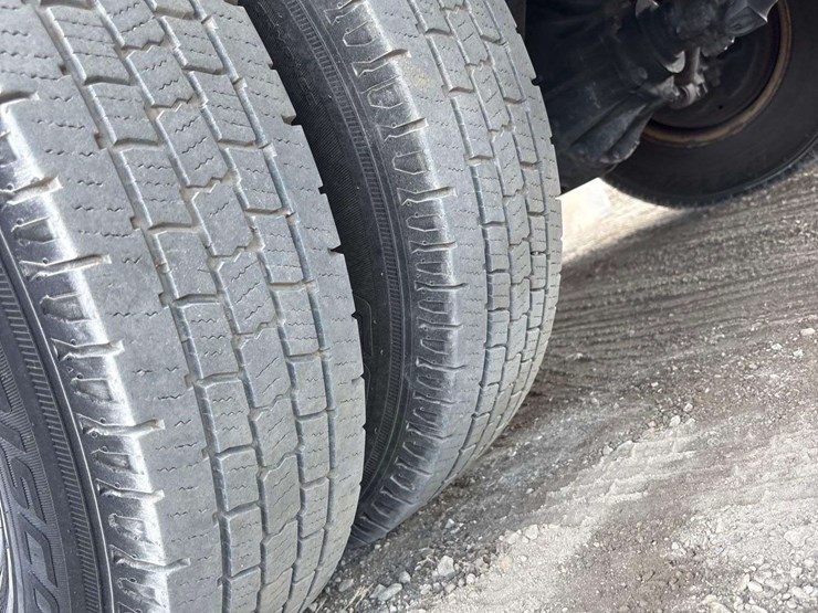 2016-isuzu-npr-image-26