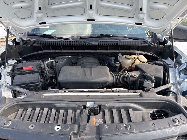 2022-chevrolet-silverado-1500-4x4-crew-cab-pickup-truck-image-7