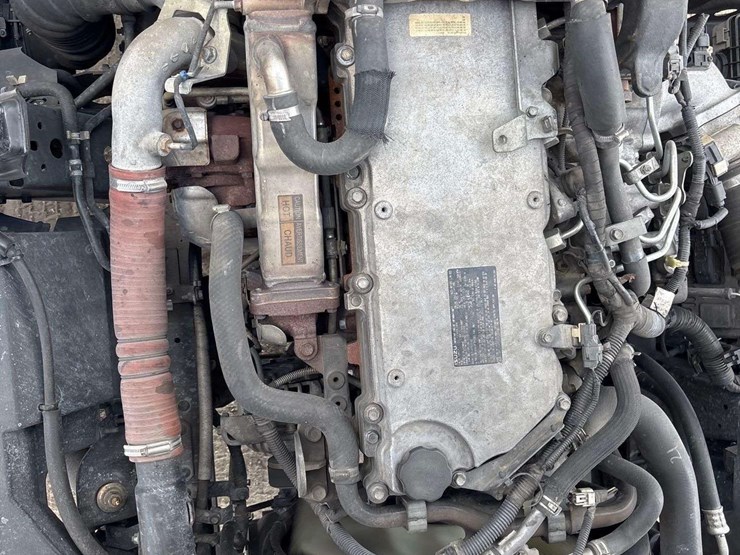 2016-isuzu-npr-image-10