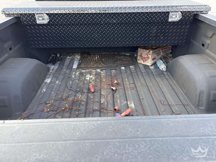 2022-chevrolet-silverado-1500-4x4-crew-cab-pickup-truck-image-24