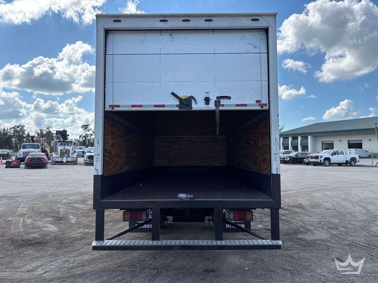 2016-isuzu-npr-image-21