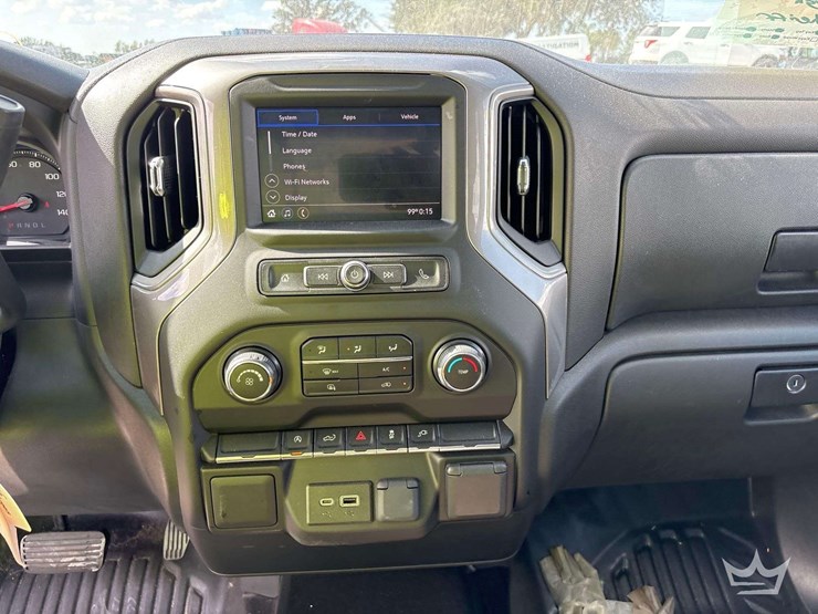 2022-chevrolet-silverado-1500-4x4-crew-cab-pickup-truck-image-18