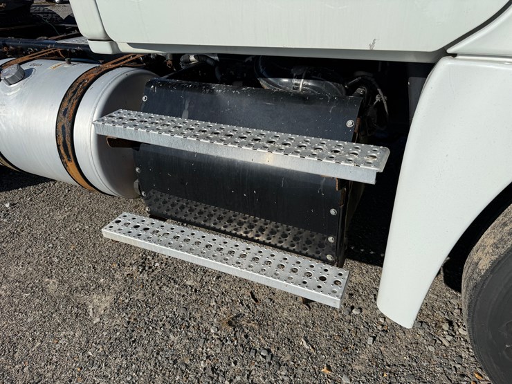 2018-freightliner-cascadia-125-image-25