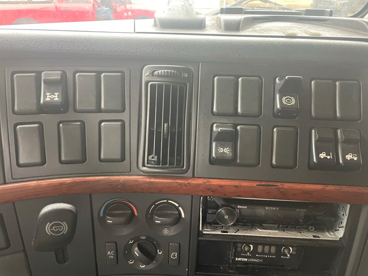 2008-volvo-10-image-46