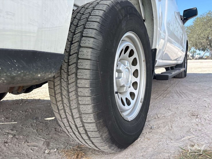 2022-chevrolet-silverado-1500-4x4-crew-cab-pickup-truck-image-29