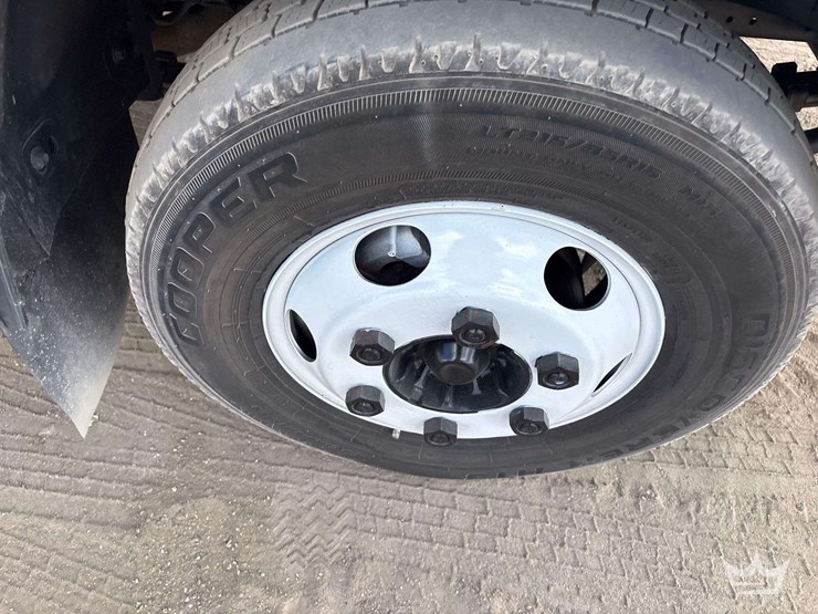 2016-isuzu-npr-image-25