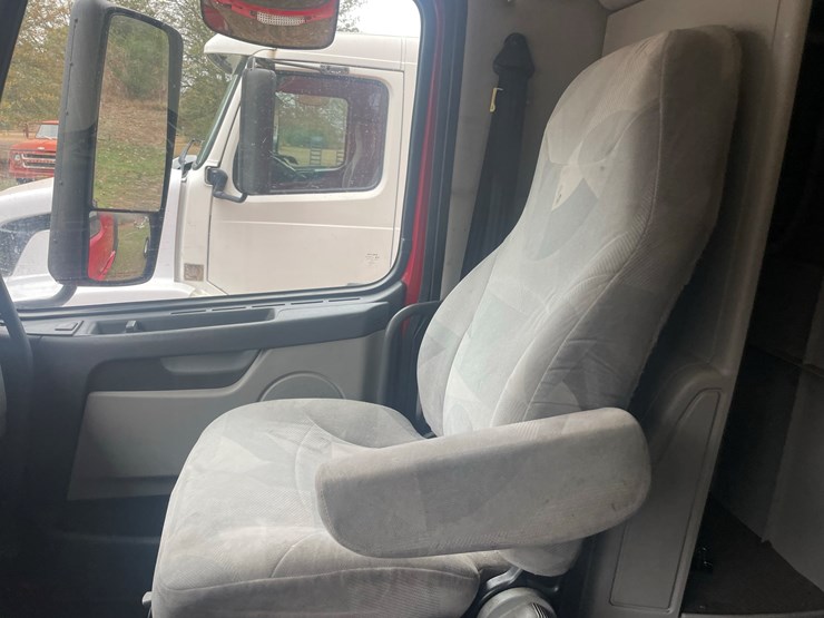 2008-volvo-10-image-37