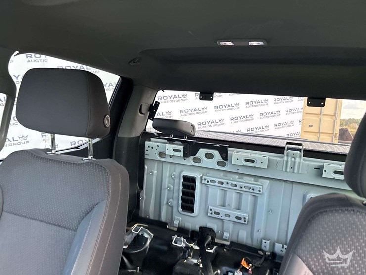 2022-chevrolet-silverado-1500-4x4-crew-cab-pickup-truck-image-21