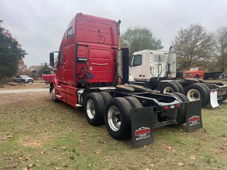 2008-volvo-10-image-4