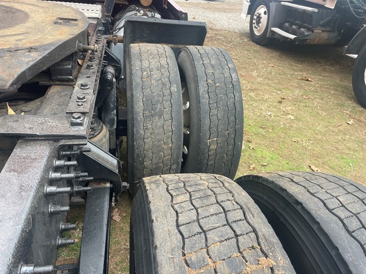 2008-volvo-10-image-7