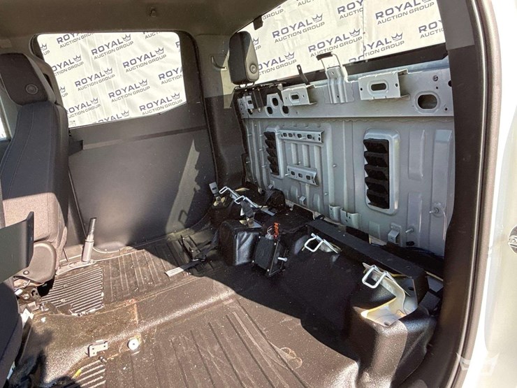 2022-chevrolet-silverado-1500-4x4-crew-cab-pickup-truck-image-23