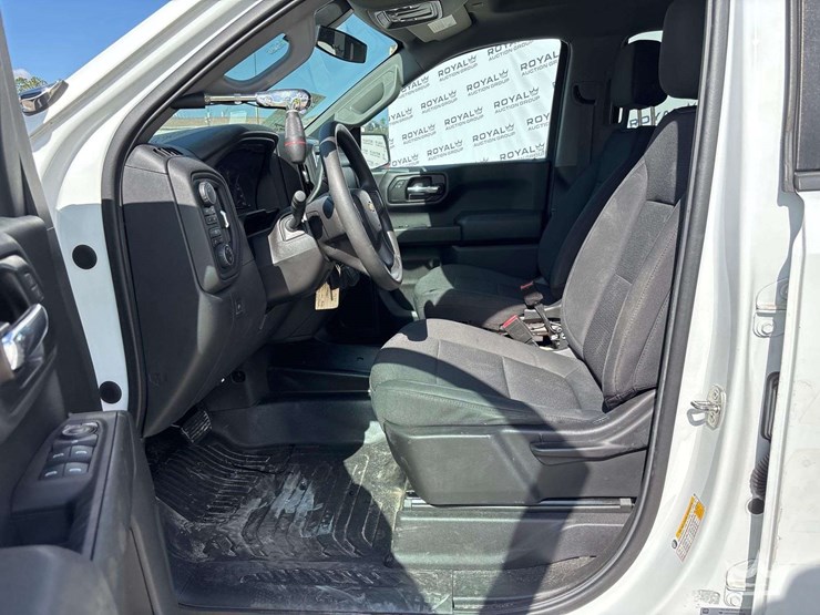 2022-chevrolet-silverado-1500-4x4-crew-cab-pickup-truck-image-12