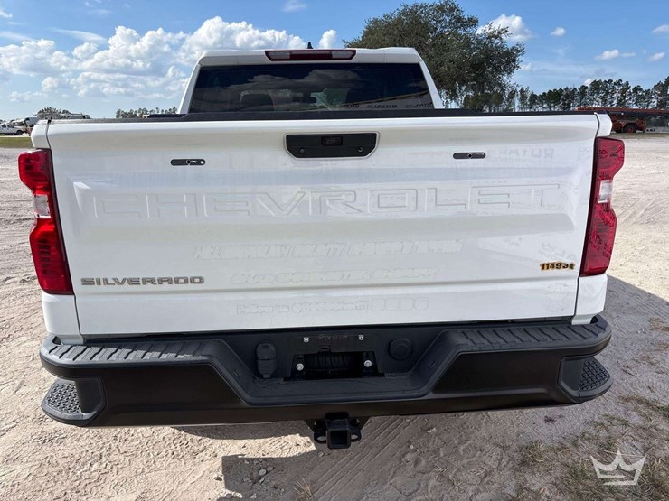 2022-chevrolet-silverado-1500-4x4-crew-cab-pickup-truck-image-33