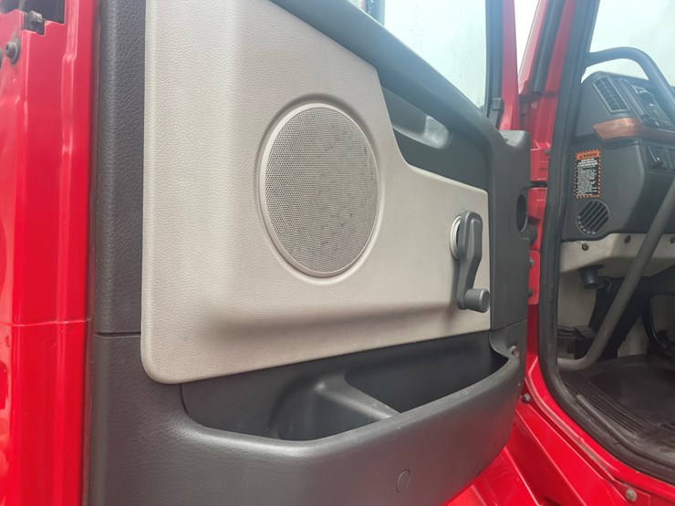 2008-volvo-10-image-33