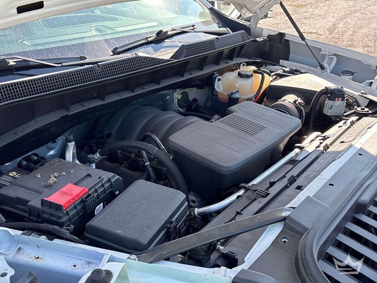 2022-chevrolet-silverado-1500-4x4-crew-cab-pickup-truck-image-9