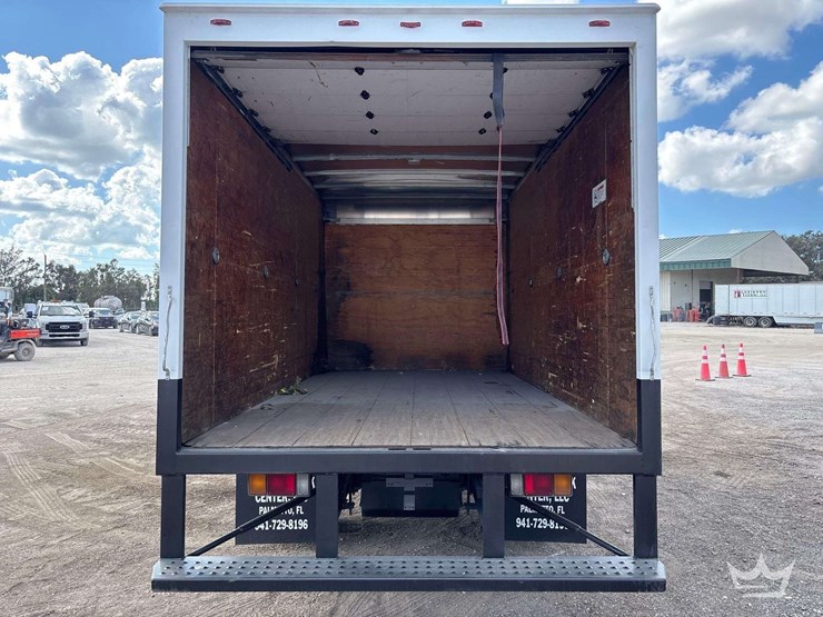 2015-isuzu-npr-image-19