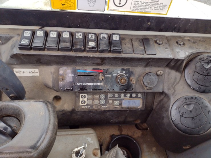 takeuchi-tb240-image-10