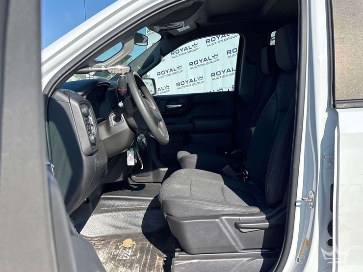 2022-chevrolet-silverado-1500-4x4-crew-cab-pickup-truck-image-12