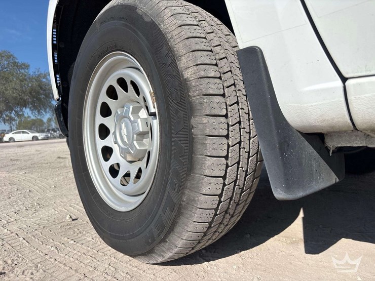 2022-chevrolet-silverado-1500-4x4-crew-cab-pickup-truck-image-28