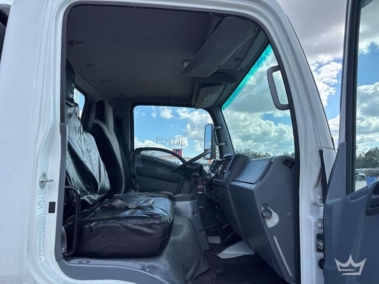 2016-isuzu-npr-image-24