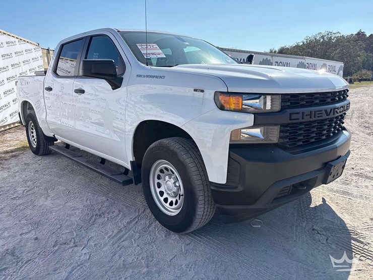 2022-chevrolet-silverado-1500-4x4-crew-cab-pickup-truck-image-2