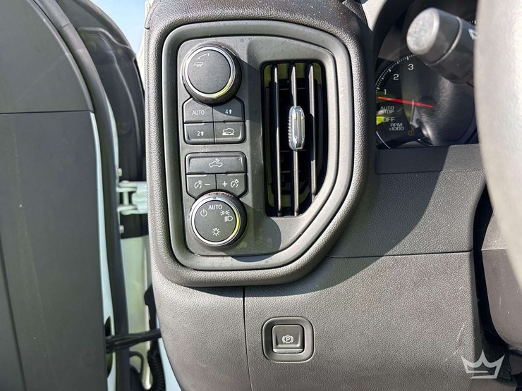 2022-chevrolet-silverado-1500-4x4-crew-cab-pickup-truck-image-15