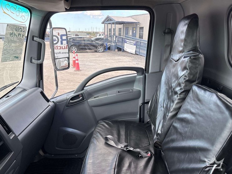 2016-isuzu-npr-image-19