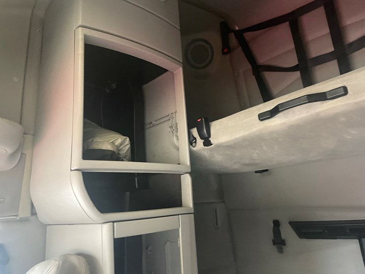 2008-volvo-10-image-41