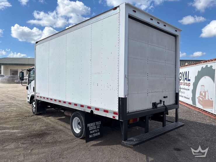 2015-isuzu-npr-image-4