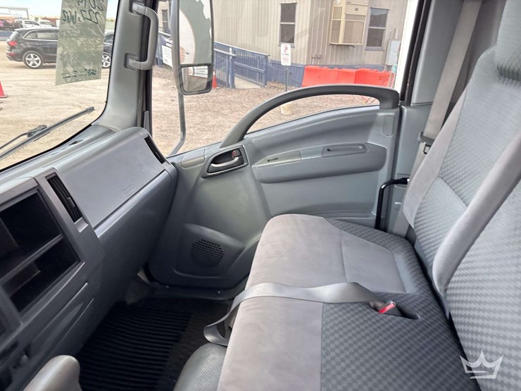 2015-isuzu-npr-image-17